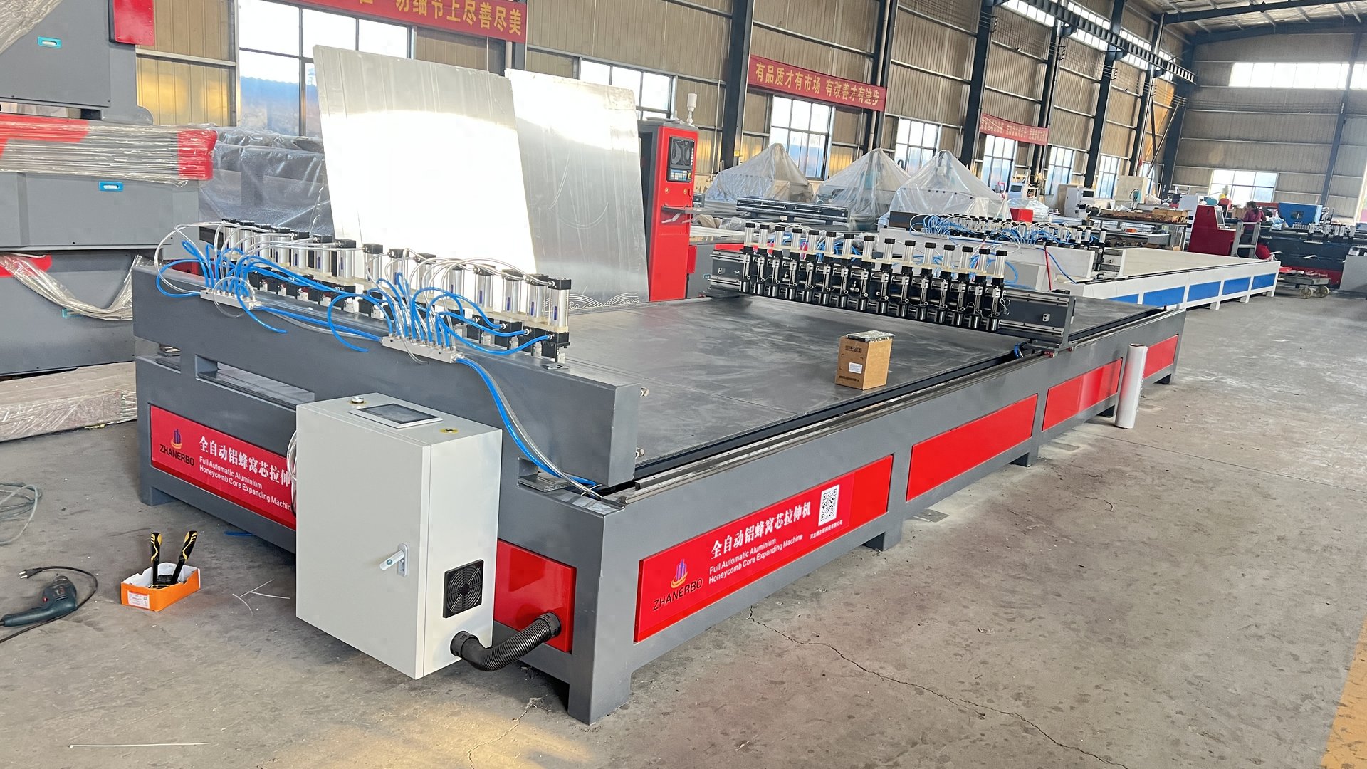 Aluminum Honeycomb Core Expander in the production workshop